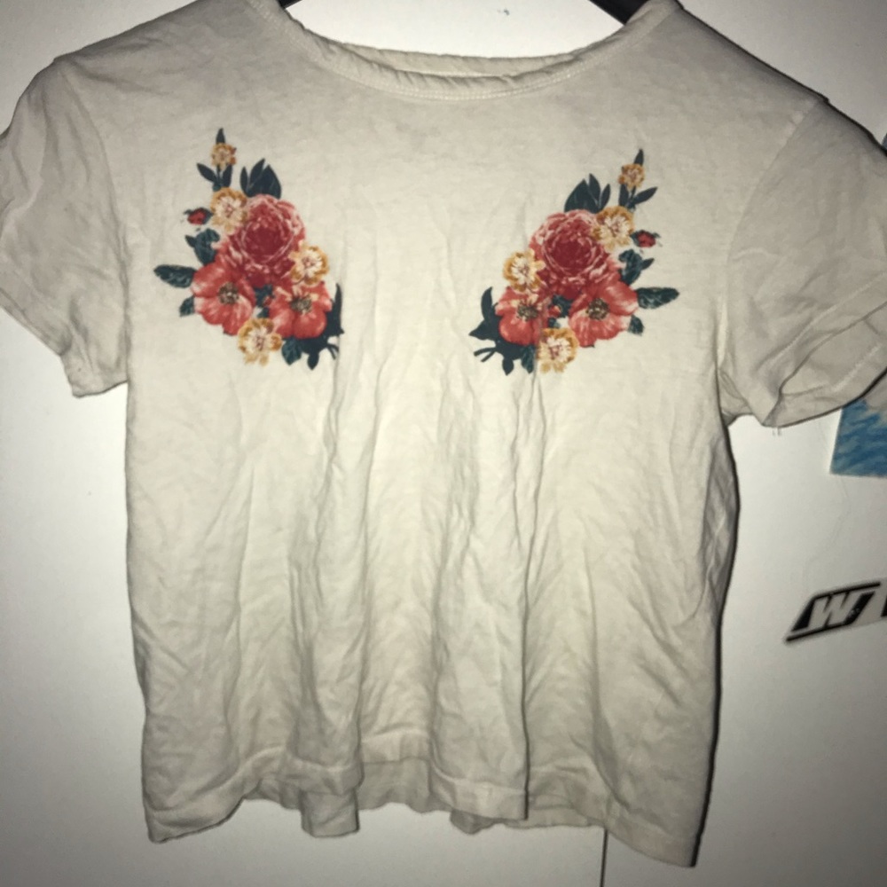 White cropped tee with flower designs